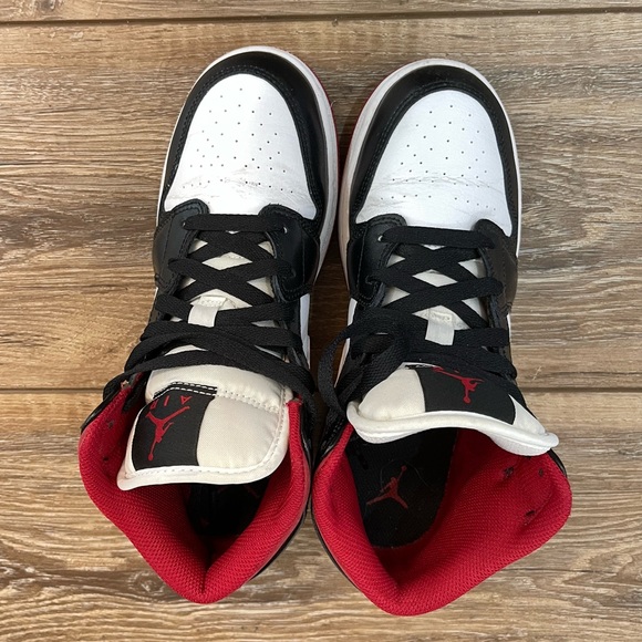 Air Jordan 1 Mid GS ‘Black Gym Red’ - US 5.5 Youth/US 7 Women - Picture 4 of 4